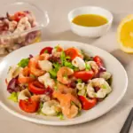 Insalata di mare da servire in 10 minuti: la scelta del pesce già pronto che mantiene sapore e consistenza