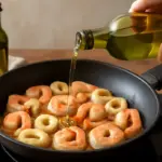 Mare profumato in padella: come scegliere l’olio giusto per saltare gamberi e calamari senza errori